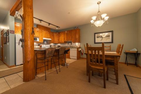 Snowy Creek Lodge Kitchen & Dining Area